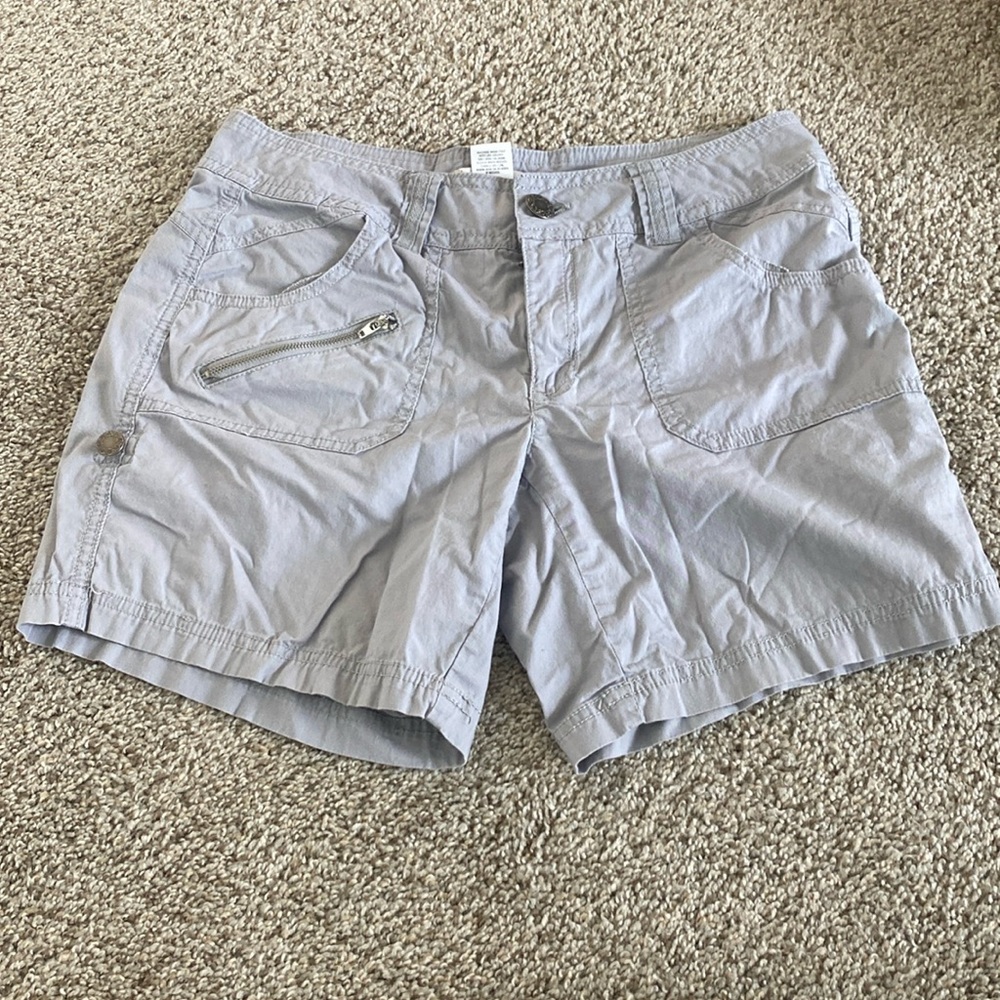 grey shorts